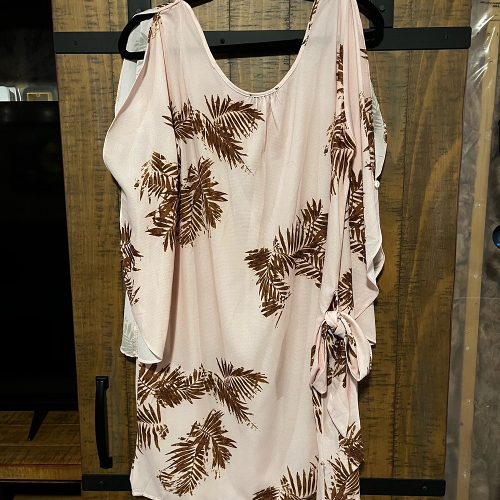 Women’s Blush Pink Palm-Print Split Shoulder Dress with matching belt. Brand New
